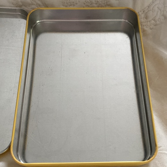 Free with purchase of any paid item. Burt’s Bees yellow tin with 🐝 bee. - Picture 13 of 13